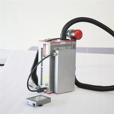 عملیات نظافت در فضای باز 300W کوله پشتی لیزر کوچک دستگاه تمیز کردن برای حیاط خلوت خیابانی و تعمیر حصار